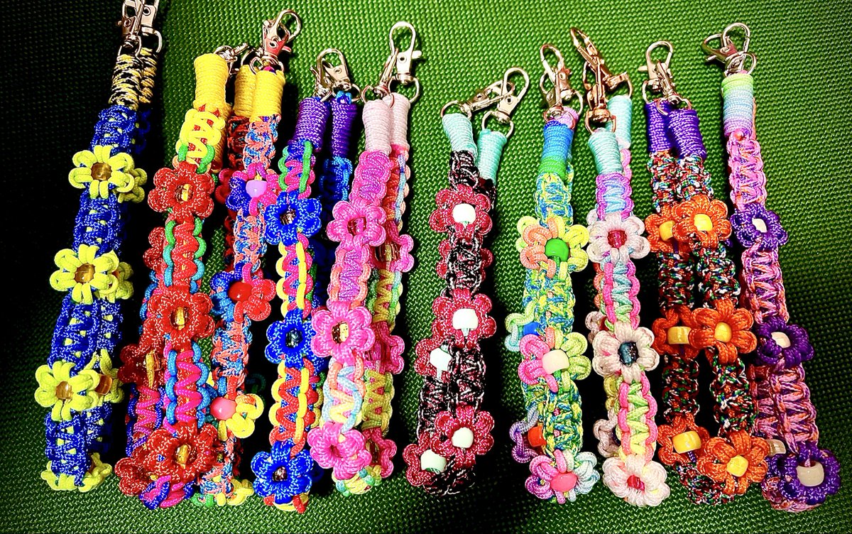 che__s221's tweet photo. お花ストラップ🌸🌼

ジャラジャラつけてねキーホルダーと一緒につけて、ギャルぽくつけてほしい。
カバンの中から探しやすいし
持ちやすいし、
引っ張ってもわりと頑丈やし。

春のイベントに持っていくために一生懸命編んでるねん。

#ストラップ　#マクラメ　#カラフル　#お花
　#花 https://t.co/pOLtLJoyT4