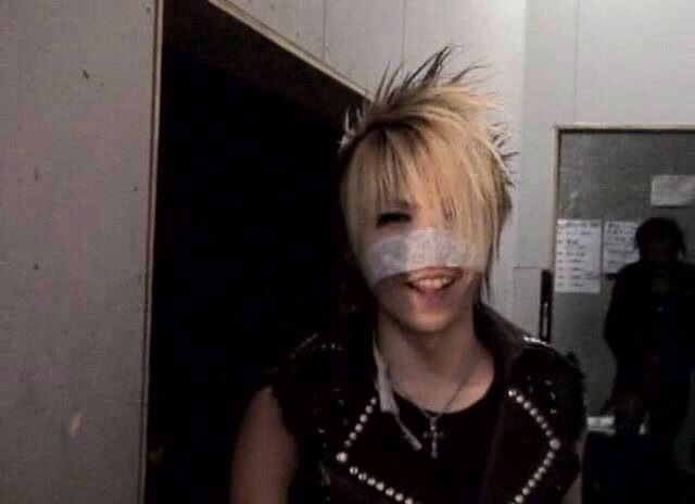 vill_alt's tweet photo. is it weird to say i love Reita's teeth https://t.co/kRIIhfVCBs