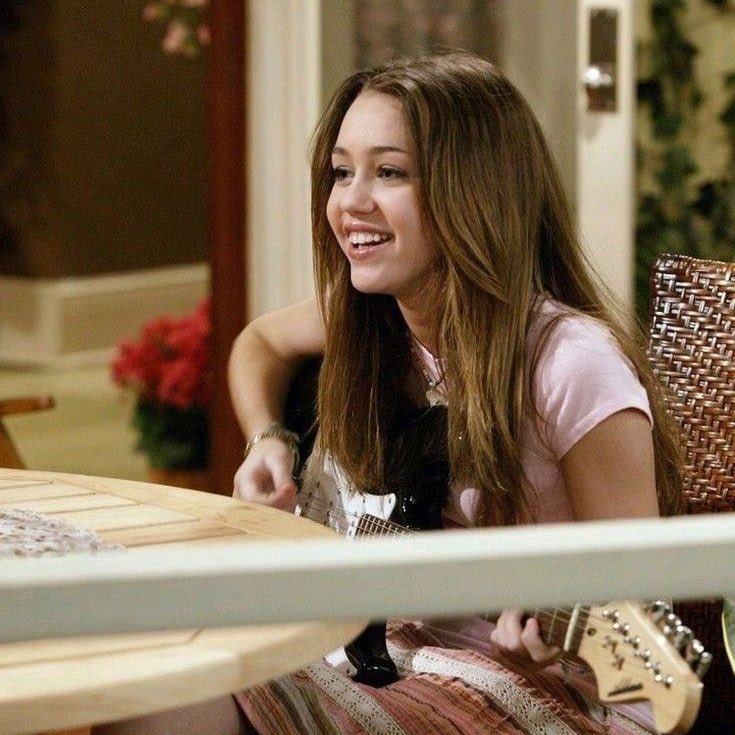 miley_archive's tweet photo. How i met her.                   Still with her. https://t.co/ex9ZaqcBJt