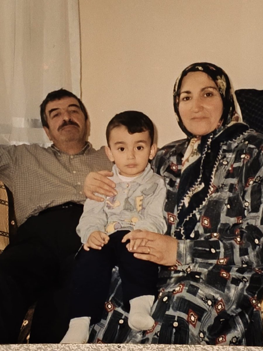 Her şey, bir gün sona ermek için başlamıştır.
İnsan doğduğu andan itibâren ölmeye başlar.
Yeni doğan bir bebek ile seksen yaşında bir ihtiyar, ölüme aynı mesafede dururlar. Hepimiz, ölüme eşit uzaklıklardayız.