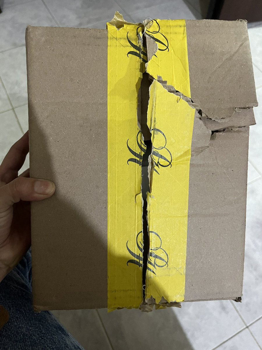 dalyarl's tweet photo. No pues casi me lo entregan abierto. ¿En dónde me puedo quejar? @DHLMexayuda @DHLMex @palaciohierro 🤬😠💢 https://t.co/vlhjtm2tKq