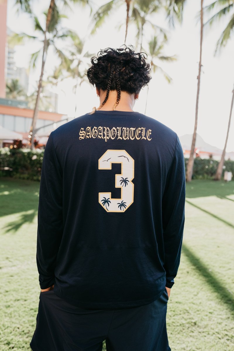 JaronKeawe's tweet image. Feeling so blessed to be able to share my first, of hopefully many bowl experiences, with my family, friends, teammates, coaches and new partners.  Today during a home town press tour I revealed my collaboration with @islandavenue and @CalFootball with design inspirations led by…