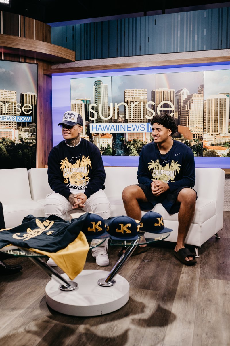 JaronKeawe's tweet image. Feeling so blessed to be able to share my first, of hopefully many bowl experiences, with my family, friends, teammates, coaches and new partners.  Today during a home town press tour I revealed my collaboration with @islandavenue and @CalFootball with design inspirations led by…