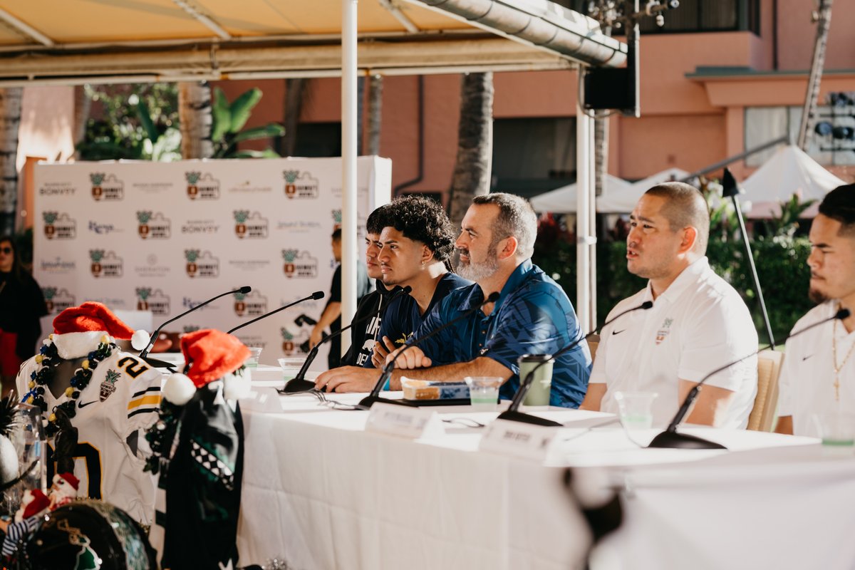 JaronKeawe's tweet image. Feeling so blessed to be able to share my first, of hopefully many bowl experiences, with my family, friends, teammates, coaches and new partners.  Today during a home town press tour I revealed my collaboration with @islandavenue and @CalFootball with design inspirations led by…