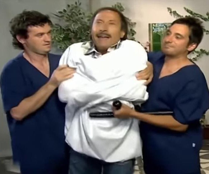 Yo necesito gritarle a todo el mundo lo mucho que yo amo a vale acevedo, necesito mostrarle con todo mi orgullo semejante talento a cada individuo que habita este planeta, necesito convocar a todo el mundo en el obelisco y hacer un pogo gigante con teiki risi...