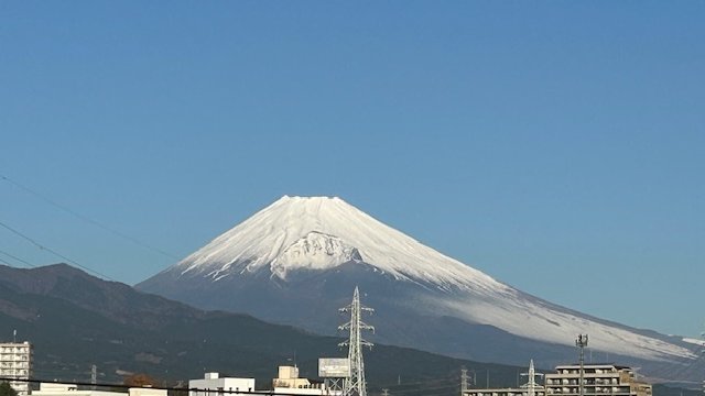 おはようございます。 今朝はくっきりと、白雪をかぶった富士山が見え