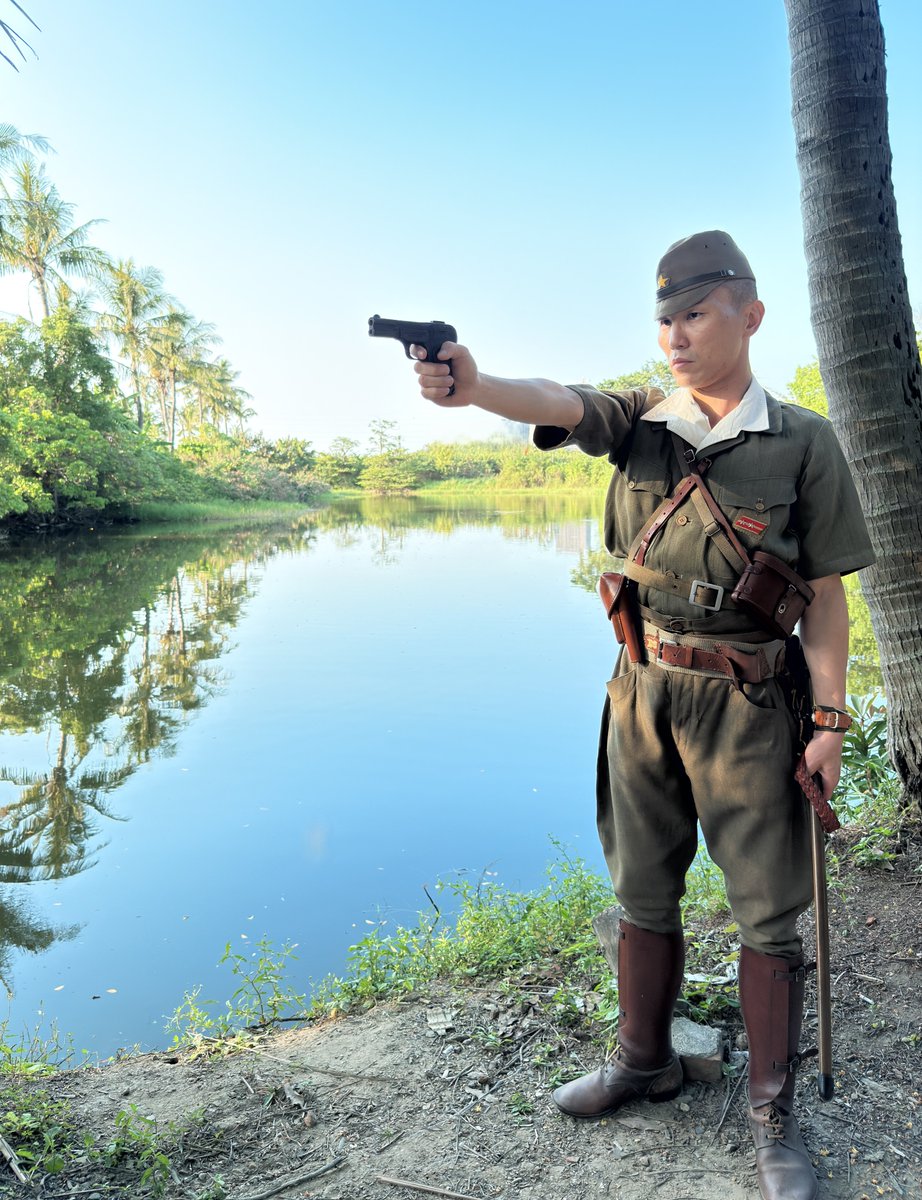 日本陸軍 南方戦線において 防暑用半袖シャツを着用した将校 三式(昭十