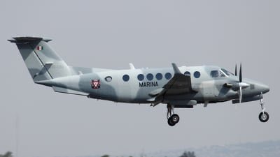 SLCScanner's tweet image. #BreakingNews: A tragic accident occurred today in #Galveston, #Texas, where a Mexican Navy Beechcraft King Air 350i aircraft crashed into Galveston Bay during its approach to Scholes International Airport.  

The plane was on a medical support mission, transporting a 1-year-old