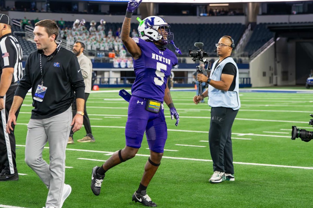 Deldricksamuel5's tweet photo. 5 signing out thank u newton texas 🫶🏽 https://t.co/rjss9OJNW2