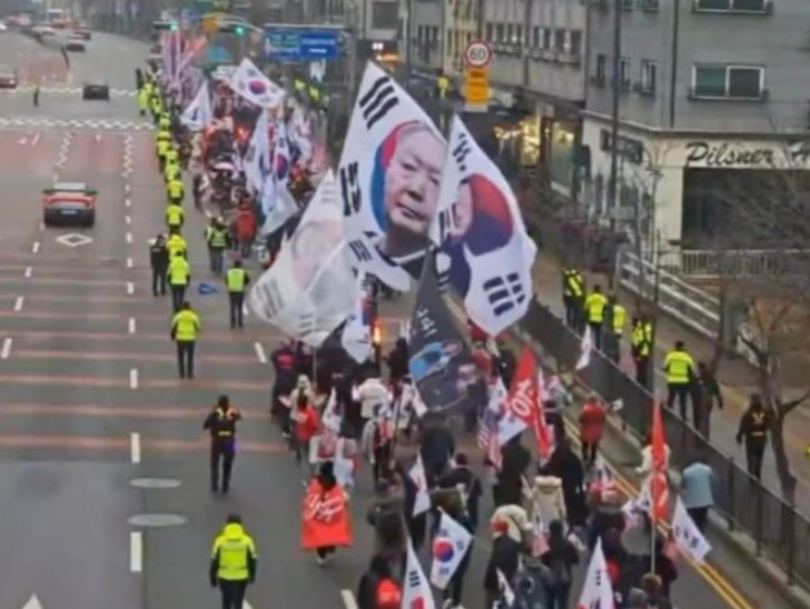 jnjfilm's tweet image. 펌). 형법 제 105조 적용해 국기 모독죄로 처벌해야 한다.