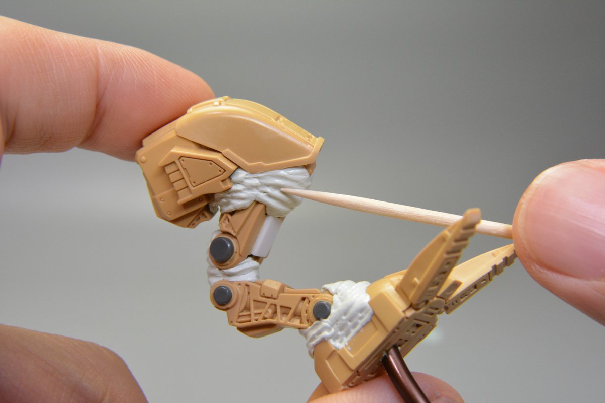 tepepro's tweet image. 簡単！関節シーリング！

①キットの関節を使わず、アルミ線を入れる穴を開ける
②3mmアルミ線でパーツを繋ぐ
③エポキシパテを詰めて布っぽく凹みをつける
④完成！

ポーズの自由度がグン！と広がります
ディオラマにするときの固定ポーズ用などにオススメです😄

＃プラモデル