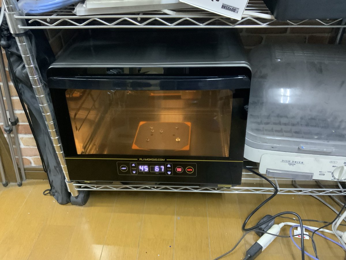 当店の塗装スペースに　#プラモ向上委員会　さんの
プラモドライオーブンFIT 設置しました
冬場の乾燥不足に最適で塗装がはかどります
設置をお考えの方はお試しください