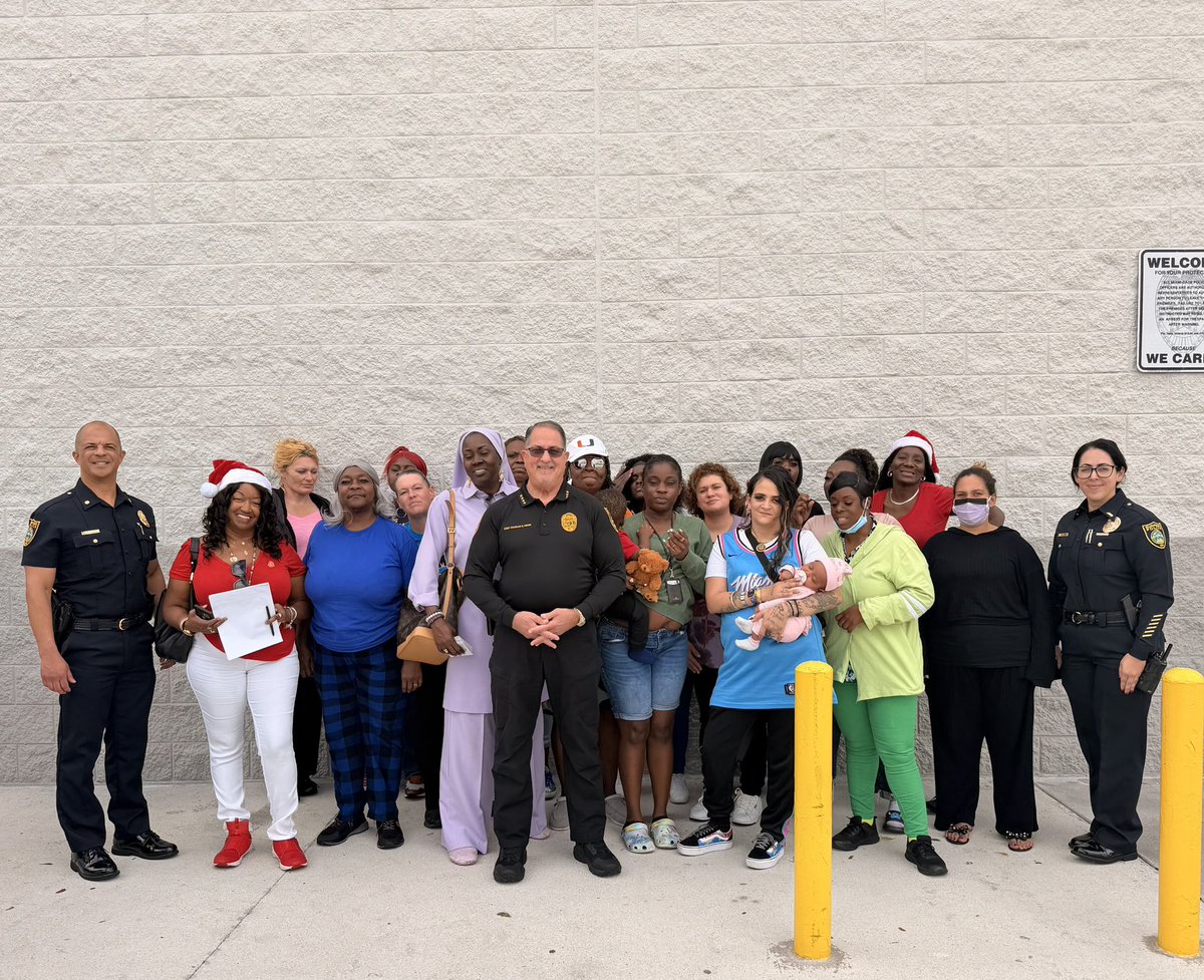 SurfsidePolice's tweet image. The Surfside Police Department along with The Chief Press Foundation, proudly donated toys and gifts to 30 Families from the Shelter for recovering women. ✨

Through our Shop with a Cop event, we helped make the holidays brighter for our community. 👮‍♂️🎄

#surfsidepd #police