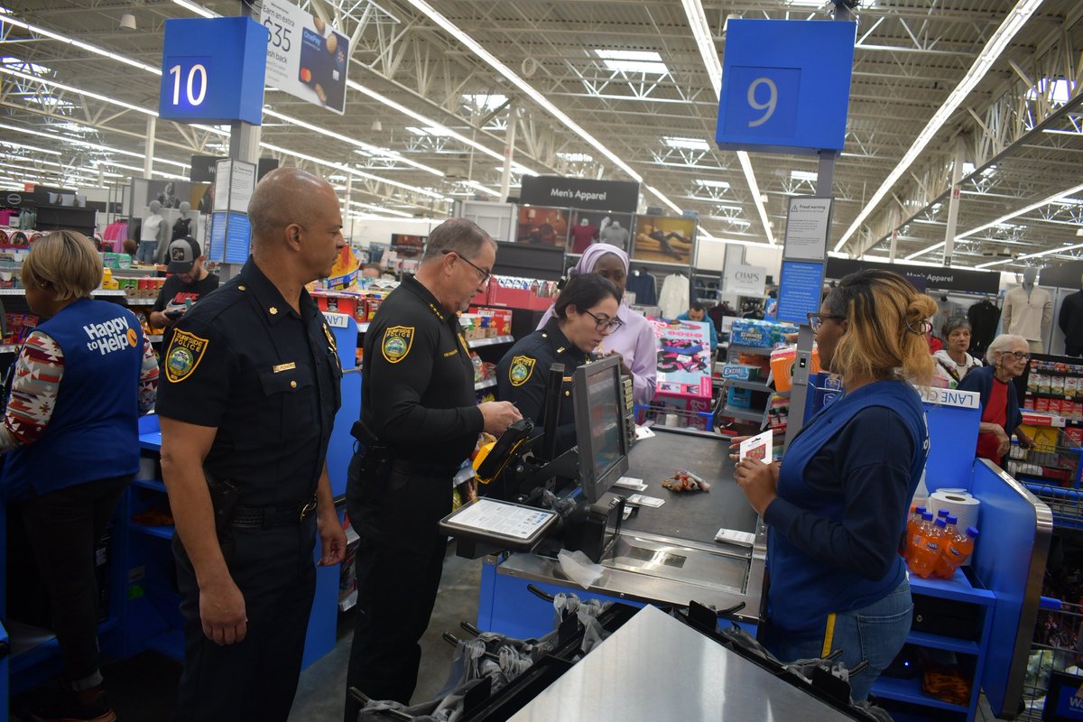 SurfsidePolice's tweet image. The Surfside Police Department along with The Chief Press Foundation, proudly donated toys and gifts to 30 Families from the Shelter for recovering women. ✨

Through our Shop with a Cop event, we helped make the holidays brighter for our community. 👮‍♂️🎄

#surfsidepd #police