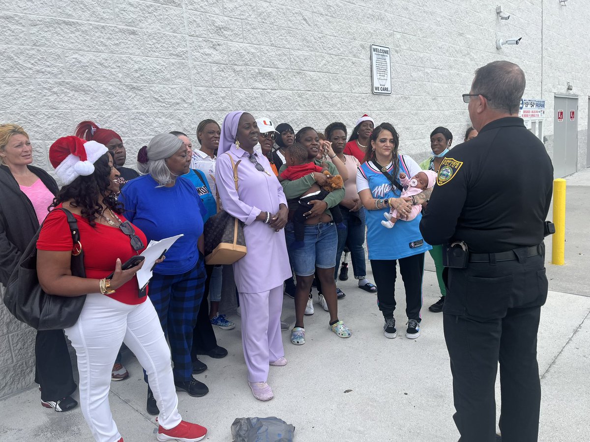SurfsidePolice's tweet image. The Surfside Police Department along with The Chief Press Foundation, proudly donated toys and gifts to 30 Families from the Shelter for recovering women. ✨

Through our Shop with a Cop event, we helped make the holidays brighter for our community. 👮‍♂️🎄

#surfsidepd #police