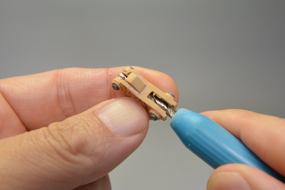 tepepro's tweet image. 簡単！関節シーリング！

①キットの関節を使わず、アルミ線を入れる穴を開ける
②3mmアルミ線でパーツを繋ぐ
③エポキシパテを詰めて布っぽく凹みをつける
④完成！

ポーズの自由度がグン！と広がります
ディオラマにするときの固定ポーズ用などにオススメです😄

＃プラモデル