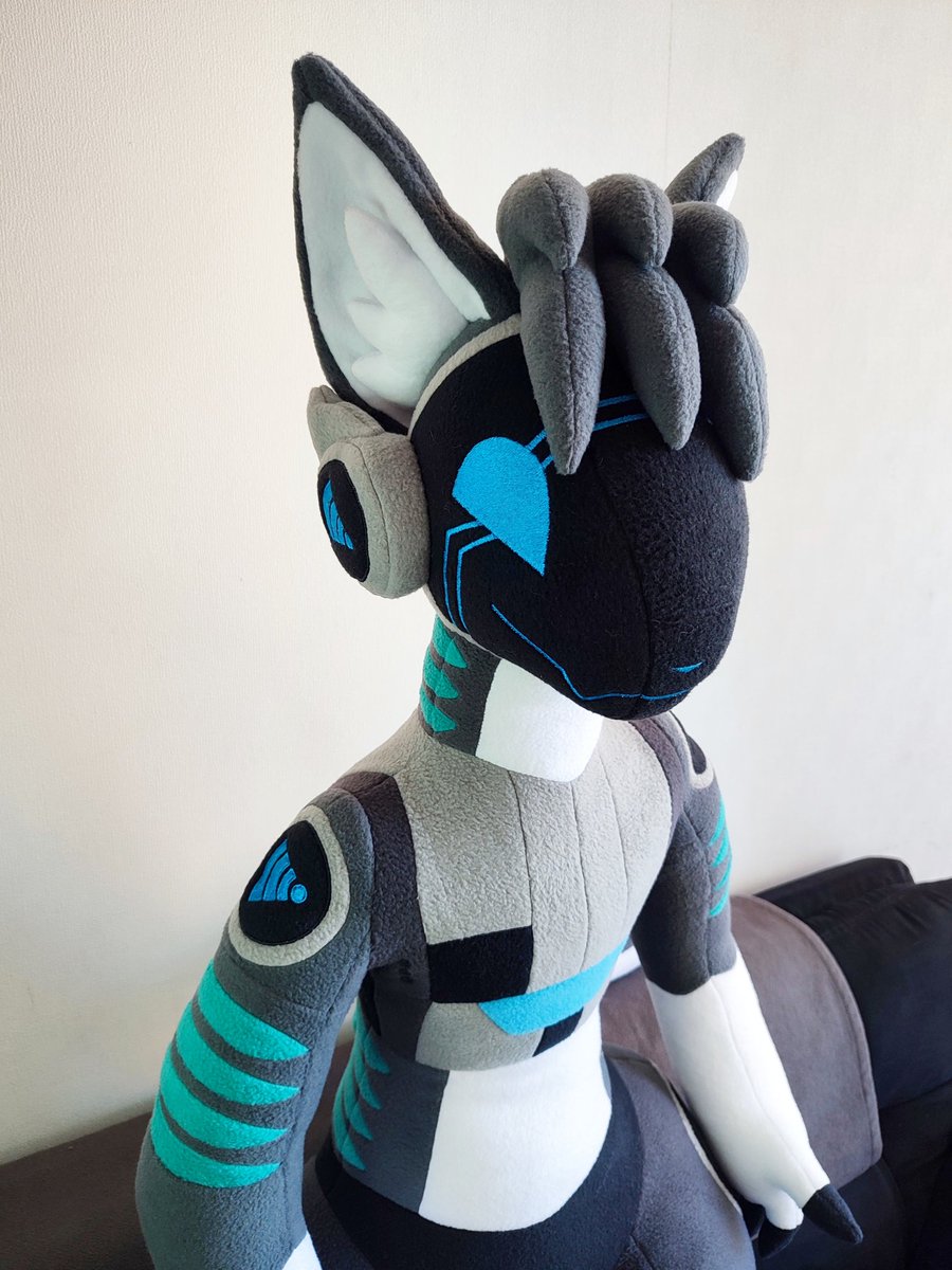 On January 5th, I will be opening commissions, ONLY 5 SLOTS. As always, I will share a submission form that will remain open for limited time.