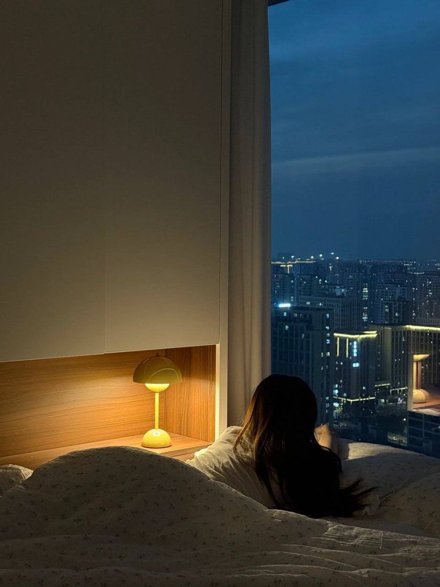 olivia092smith's tweet photo. Time to say goodnight, but dreams are already waiting. The stars outside are calling me to the land of dreams 💫 https://t.co/60EFTasKk4