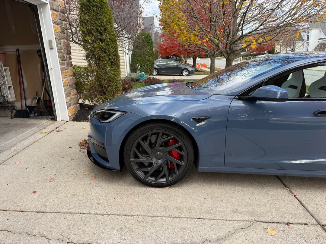 Draghub1's tweet image. Tesla Model S Plaid Frost Blue🥶

Carbon Ceramic Brakes 🔥

Ultimate Daily? 👇
#tesla #plaid