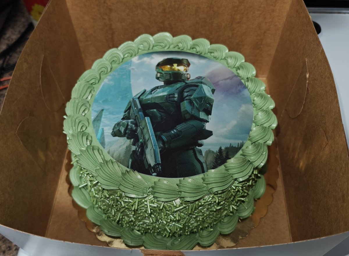 Kidskull51's tweet photo. GUYS I GOT A HALO CAKE!! #halo https://t.co/skYkZEcYp6