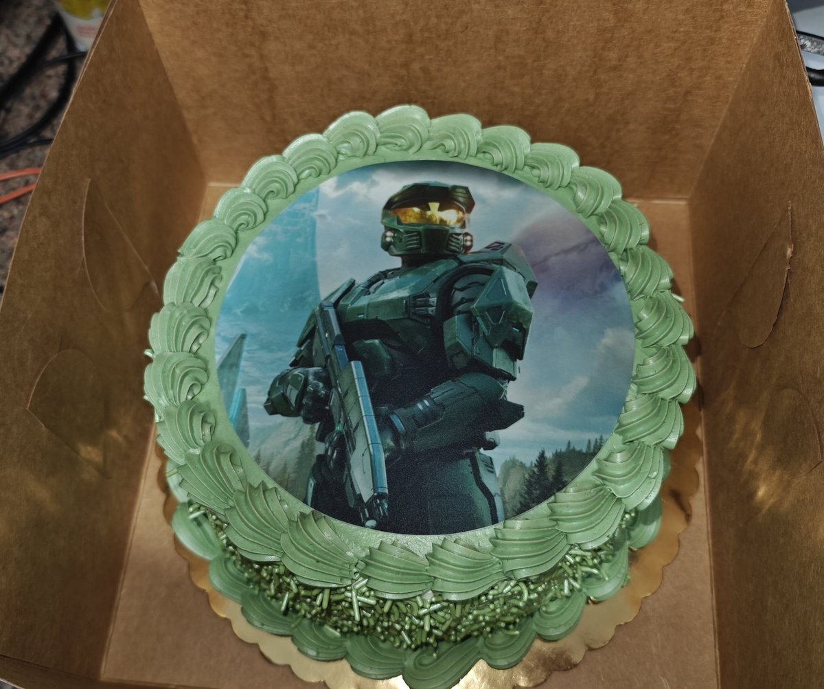 Kidskull51's tweet photo. GUYS I GOT A HALO CAKE!! #halo https://t.co/skYkZEcYp6