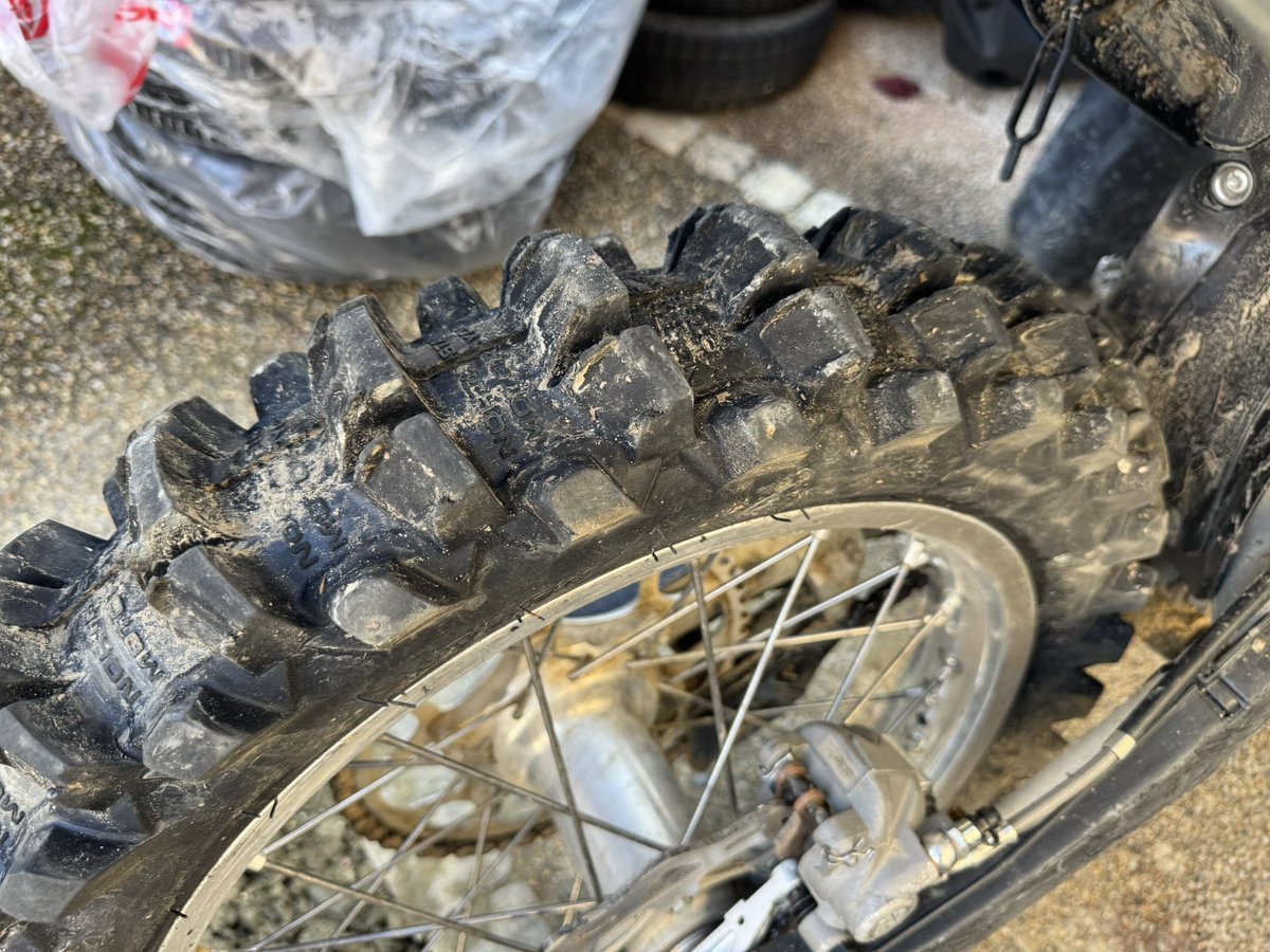 Laboyade's tweet image. 日曜は謎タイヤを試したんだけど素人では路面を撫でるだけでマディをまともに走れなかった…←
なので次回逆履きで試してみる
こっちの方がMX14みたいで自然に見える🤣→→