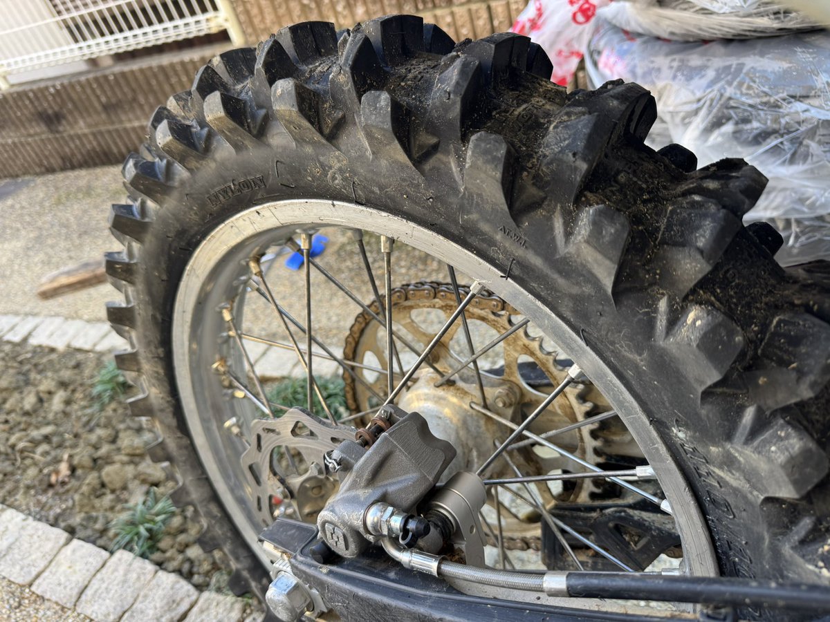 Laboyade's tweet image. 日曜は謎タイヤを試したんだけど素人では路面を撫でるだけでマディをまともに走れなかった…←
なので次回逆履きで試してみる
こっちの方がMX14みたいで自然に見える🤣→→