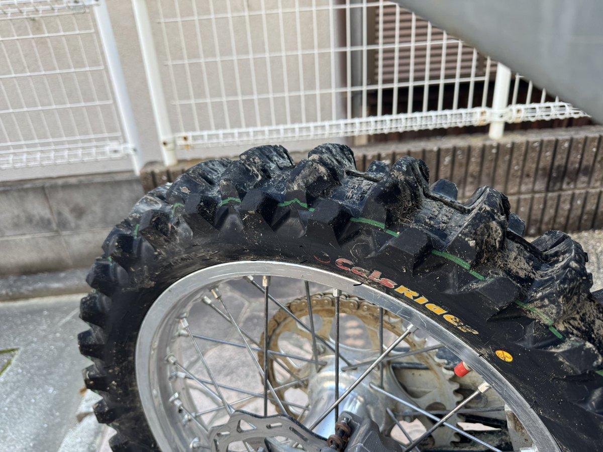 Laboyade's tweet image. 日曜は謎タイヤを試したんだけど素人では路面を撫でるだけでマディをまともに走れなかった…←
なので次回逆履きで試してみる
こっちの方がMX14みたいで自然に見える🤣→→