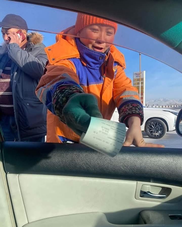 🔴 ИРГЭНИЙ ПОСТ : 
Бензин ховордсон энэ цагт петровис энтэр гэсэн колонкууд бол шар асаад зогсчих гээд байна гээд үнэнгээ хэлээд гуйхад хүнч гэж авч хэлэлцэхгүйн билээ. Тэгээд цааш явж байтал Шунхлай колонкийн энэ бүсгүй алив хары гээд шар гэрэлд итгэсэн бололтой өвлийн энэ