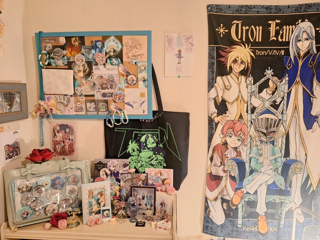 oudkee's tweet image. i really need a bigger space to properly display all my doujinshi and some other pieces, but update to my tron shrine 💕🍰 i redid the board a little and cleaned up his shelf! i love him so much... my darling...
