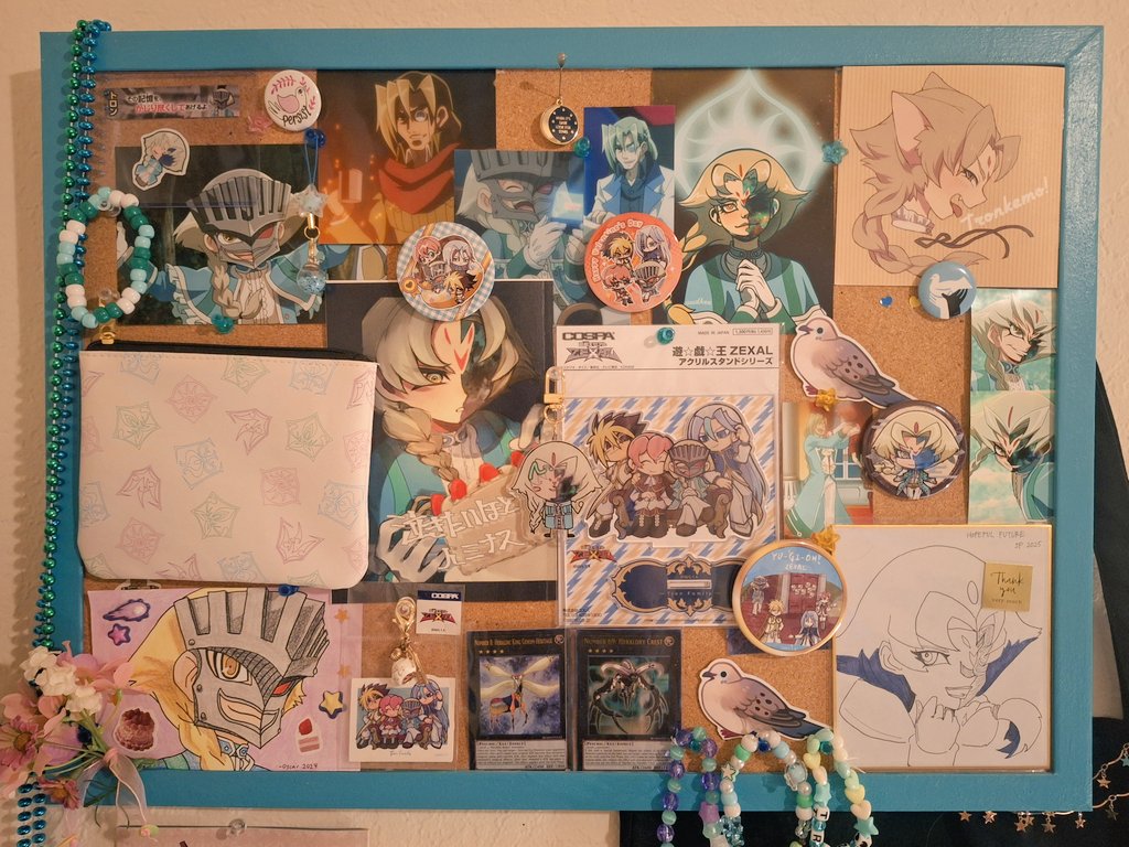 oudkee's tweet image. i really need a bigger space to properly display all my doujinshi and some other pieces, but update to my tron shrine 💕🍰 i redid the board a little and cleaned up his shelf! i love him so much... my darling...