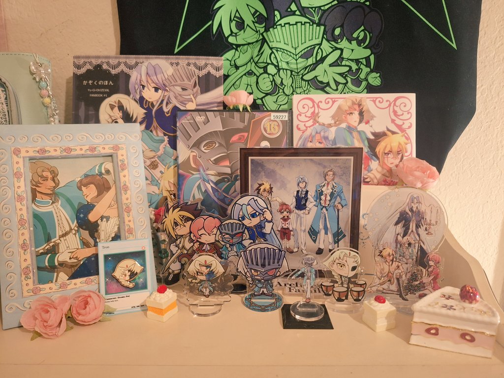 oudkee's tweet image. i really need a bigger space to properly display all my doujinshi and some other pieces, but update to my tron shrine 💕🍰 i redid the board a little and cleaned up his shelf! i love him so much... my darling...