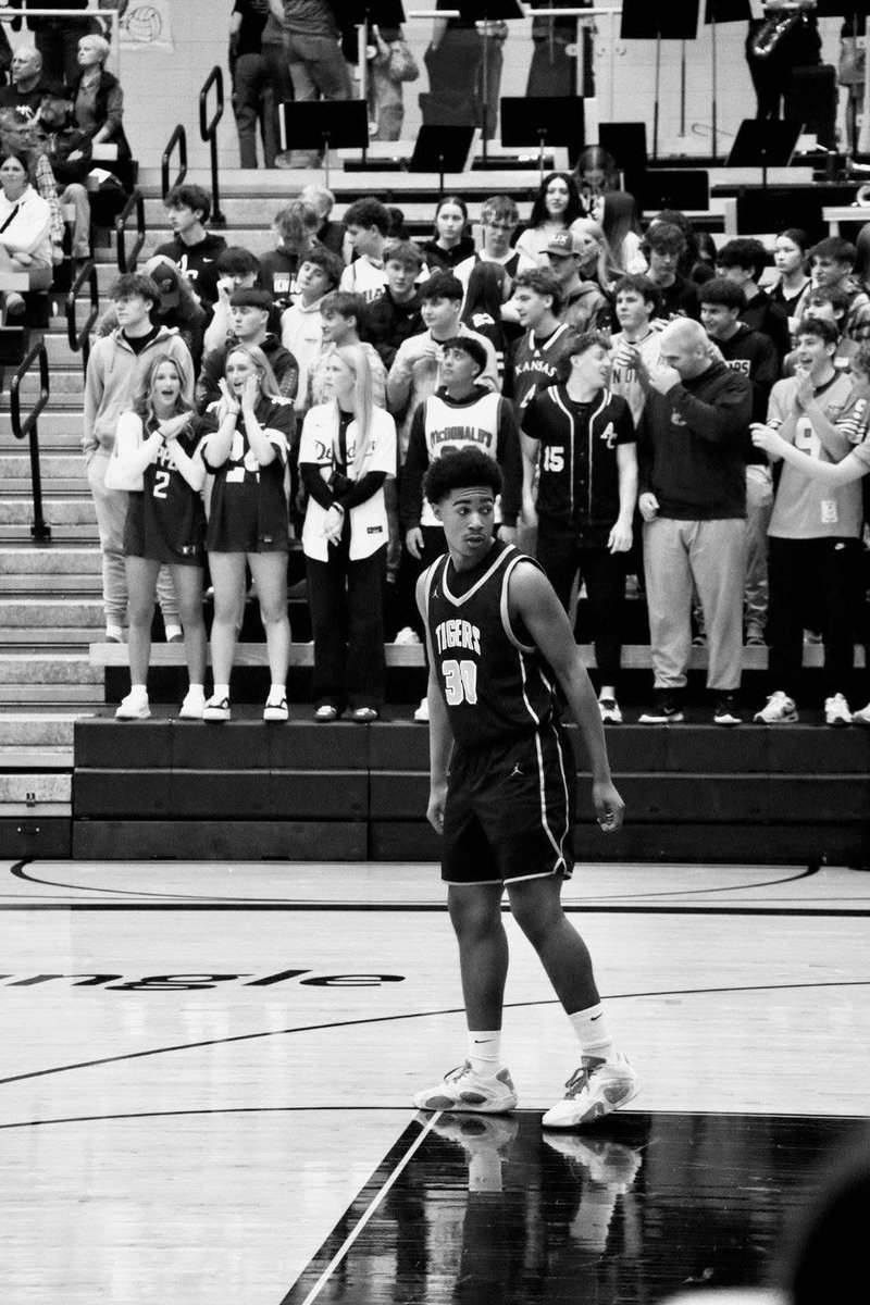 sportsinkansas's tweet photo. Senior Romari Howard has been impressive early this season for Eisenhower. In Thursday’s win over Andover Central, Howard posted a strong double-double with 20 points and 10 rebounds, helping lead the Tigers to the victory. On the year, he’s averaging nearly a double-double at 13.5 points and 9.8 rebounds per game while shooting an efficient 57 percent from the field, making him a key piece for Eisenhower on both ends of the floor. #sportsinkansas
Photo: @jonovanhoward