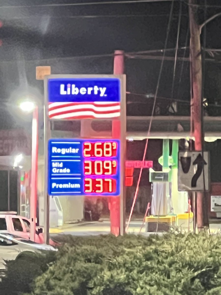 Сонирхуулахад АНУ-ын бага орлоготой иргэн vs Монголын дундаж орлоготой иргэн.
Америкт нэг галлон бензин 2.68$
Нэг галлон гэдэг нь = 3.785 литр
1 $= 3550₮
Тэгэхээр нэг галлон буюу 3,8 (4 литр орчим) литр бензин 10180₮ 
Тэгэхээр 1 литр бензин 2,700₮ орчим үнэтэй гэсэн үг. 
Гэтэл