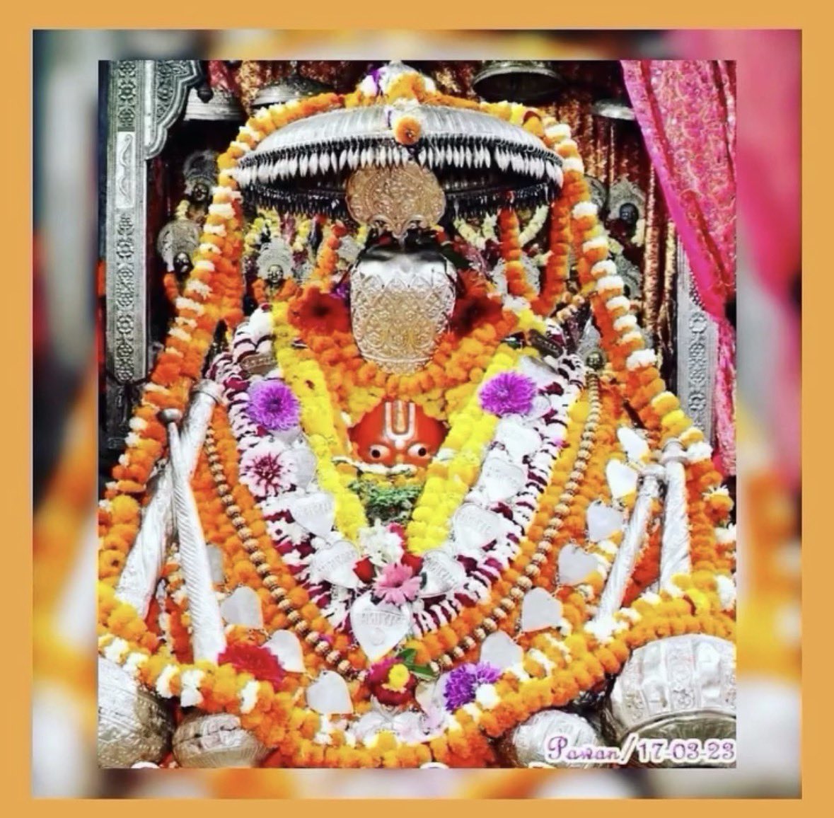 🌷श्री हनुमते नमः🌷
🌷 श्री रामाय नमः🌷
स्वर्न–सैल–संकास कोटि–रवि तरुन तेज घन ।
उर विसाल भुज दण्ड चण्ड नख–वज्रतन ॥
पिंग नयन, भृकुटी कराल रसना दसनानन ।
कपिस केस करकस लंगूर, खल–दल–बल–भानन ॥
कह तुलसिदास बस जासु उर मारुतसुत मूरति विकट ।
संताप पाप तेहि पुरुष पहि सपनेहुँ नहिं आवत निकट