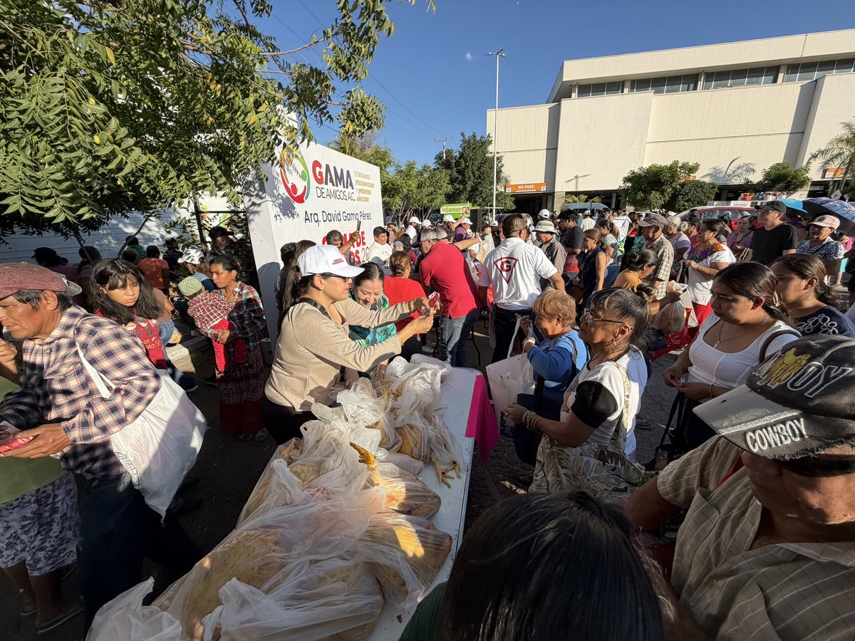 DavidGamaP's tweet photo. 🐥Esta tarde llevamos a cabo el programa “Gama de A-Pollos”, con el que realizamos la entrega de 4 mil pollos gracias a la colaboración y organización de todo el equipo de Gama De Amigos AC.

#DavidGama #GamaDeAmigos #GamaDeAPollos https://t.co/Va41WGvUKz