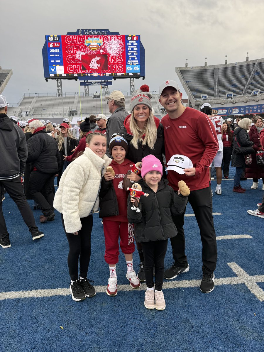 dfreund7's tweet image. First Bowl W since ‘18. 
Swing Your Sword. #GoCougs #AirRaid #Thompson #Leaf #Bledsoe #Brink #Falk #Minshew #Eckhaus #628