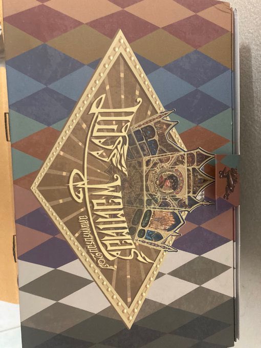 dieitijdk's tweet image. ขายหนังสือแฮร์รี่พอตเตอร์ซื้อมาอ่านได้หน้าเดียวที่เหลือไม่ได้แตะเลยค่ะมีโปสการ์ดแล้วก็กระเป๋าผ้าด้วยค่ะในราคา2500รวมส่ง #หนังสือแฮร์รี่พอตเตอร์ #แฮร์รี่พอตเตอร์ #หนังสือมือสอง
 #หนังสือแฮร์รี่พอตเตอร์