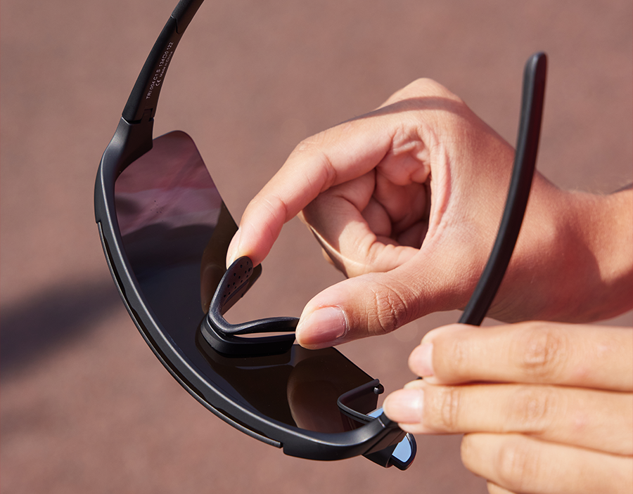 geektrade_jp's tweet image. 海外ブランドのサングラスは欧米人向けなので、フレームのカーブがきつすぎて日本人の骨格に合わないことも。

一方で、TriEyeはノルウェーブランドながら、比較的フラットなレンズカーブ5を採用。ノーズパッドも無段階調整タイプなので、顔型に合わせた細かなフィッティングが可能です。
#trieye