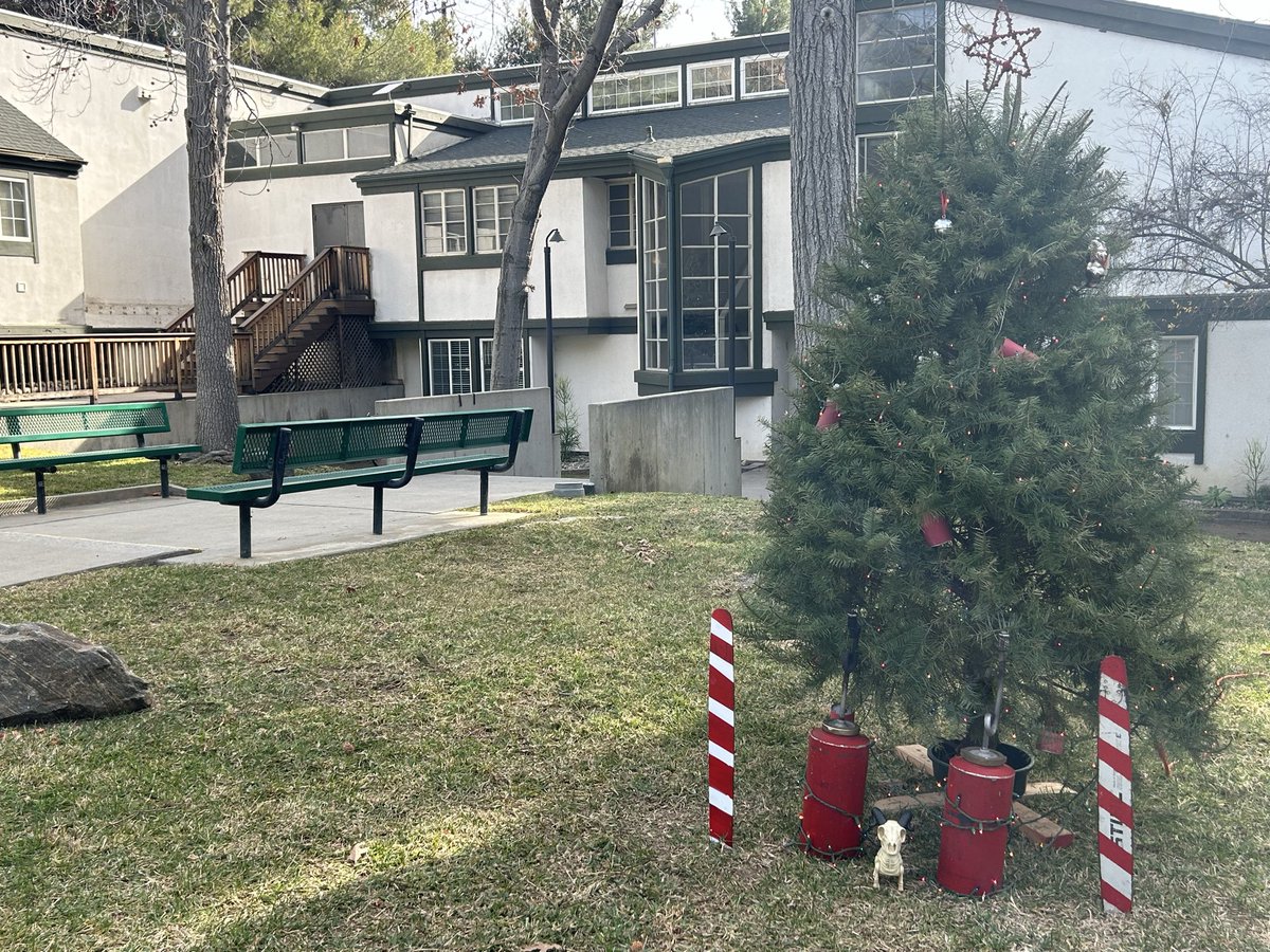 firechiefanf's tweet image. Thanks DIV2 for a great lunch! Honored to present length of service awards including 5, 10, 15 and a couple 25 years of service pins. More than just years, these milestones represent experience, learning and leading through public safety service in the U.S.F.S 🇺🇸🔥