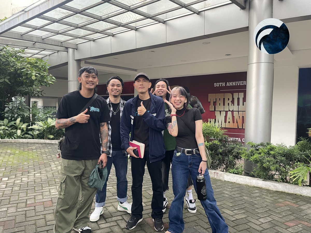 KREPTCROW's tweet photo. Fiona Band Philippines #idols 
Gig Bus Wish 107.5
Autograph
Mag Sinag po Tayo
@fionaPHL  @wish1075  #fionaband #wish1075bus #wish1075 @mikkijillmcsd   @zermarkfiona  @packingTep  @dy_dyfiona18 https://t.co/0DTZF12aQ8
