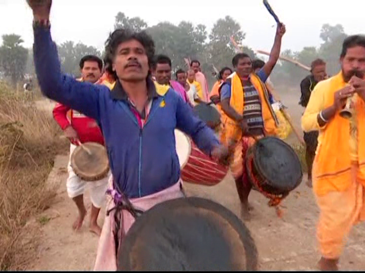 otvkhabar's tweet photo. #ଆଜି_ପ୍ରସିଦ୍ଧ_ଶୁଲିଆ_ଯାତ୍ରା
-ବଲାଙ୍ଗିର: ଆଜି ଦେଓଗାଁରେ ଆଦିବାସୀଙ୍କ ପ୍ରସିଦ୍ଧ ଶୁଲିଆ ଯାତ୍ରା
-ଖଇରଗୁଡ଼ାର ବଡ଼ ଖଳା, କୁମୁରିଆର ସାନଖଳା ଓ ନୂଆଖଳାରେ ପାଳନ
-ବ୍ୟାପକ ସୁରକ୍ଷା ବ୍ୟବସ୍ଥା, ବଳି ସ୍ଥଳରେ ପୋଲିସ ଫୋର୍ସ ମୁତୟନ
-ଜିଲ୍ଲା ତଥା ଜିଲ୍ଲା ବାହାରର ହଜାର ହଜାର ଲୋକ ଯାତ୍ରାରେ ସାମିଲ
#SuliaJatra #Bolangir #TribalFestival #OdishaFestival #WesternOdisha #AdivasiYatra #OTV