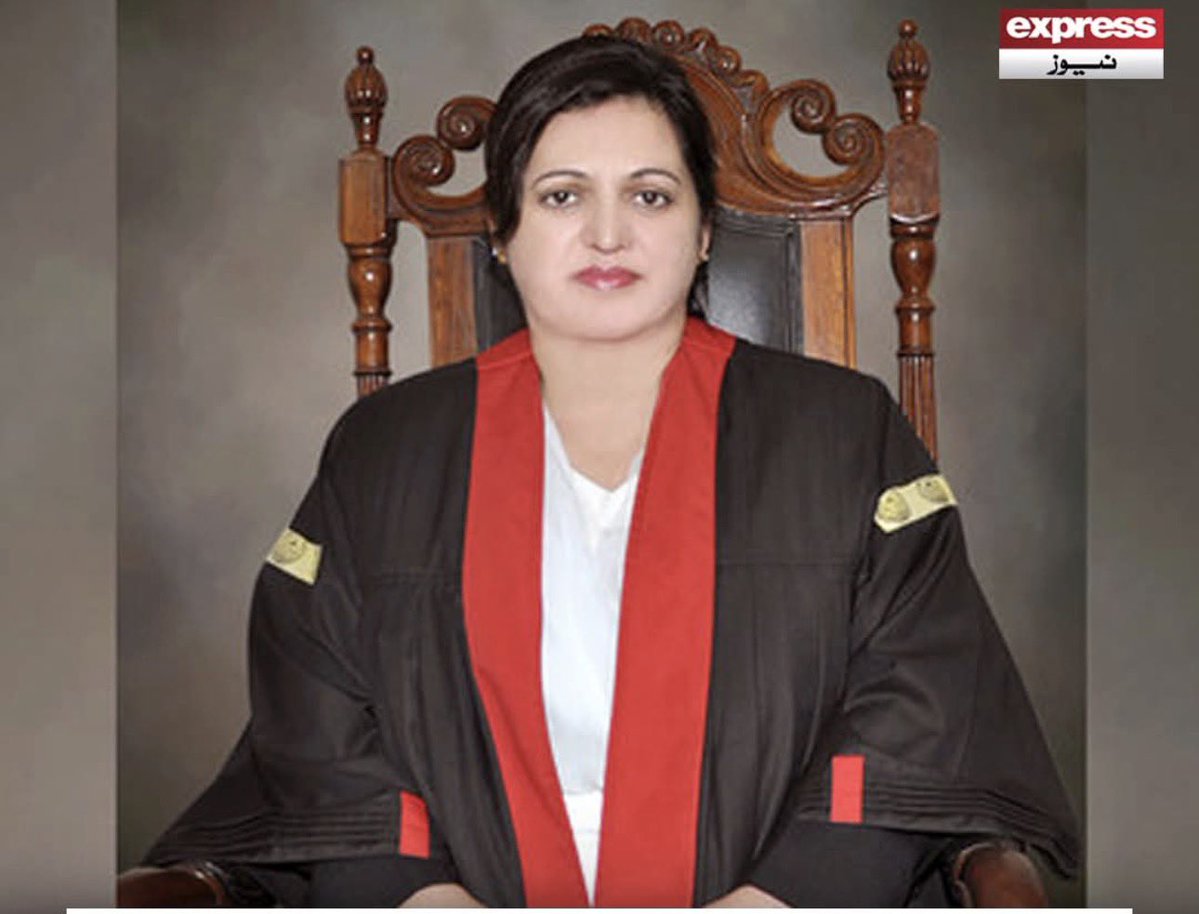 Hestia2007's tweet image. کبھی کسی نے انصاف کے نام پر دھبا دیکھنا ہو تو اس خاتون کی شکل کو دیکھ لیں ۔
جو زندگی میں کسی کو انصاف نہیں دے سکی لیکن جن غریب ستائے ہوئے لوگوں کو قبضہ مافیہ سے نجات کی امید نظر آرہی تھی ، وہاں اس سفاک عورت نے پراپرٹی آرڈیننس پر عمل درآمد روک دیا ۔ 
یہ خاتون رہتی دنیا تک لعنت و…