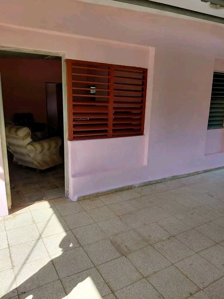 Se realiza acciones de mantenimiento al consultorio 28, La Melba, municipio Moa, en plan turquino holguinero logrando mejor confort e imagen de esta instalación de salud.
#Holguín
#CubaPorLaVida