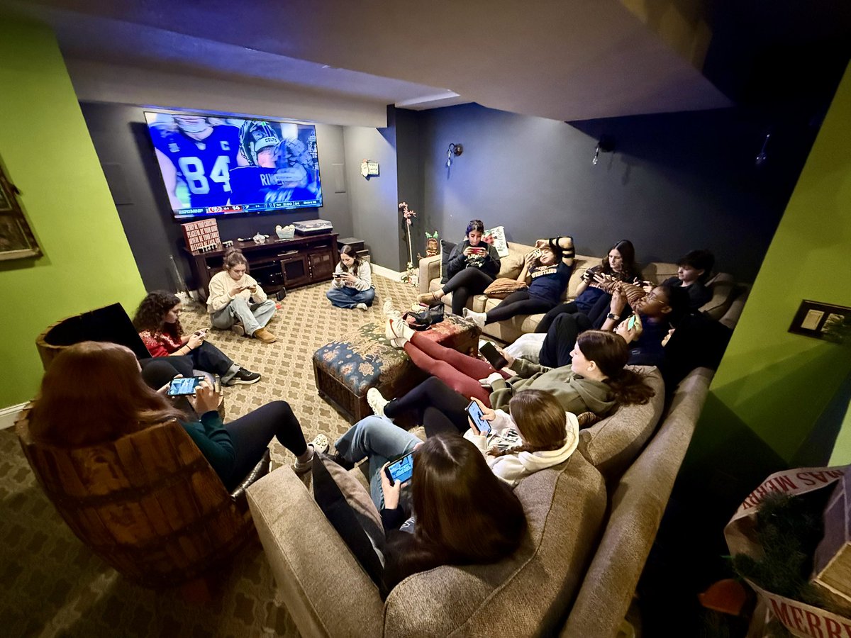 CoachGriff_OE's tweet image. Team Christmas party! #amongus #teambonding