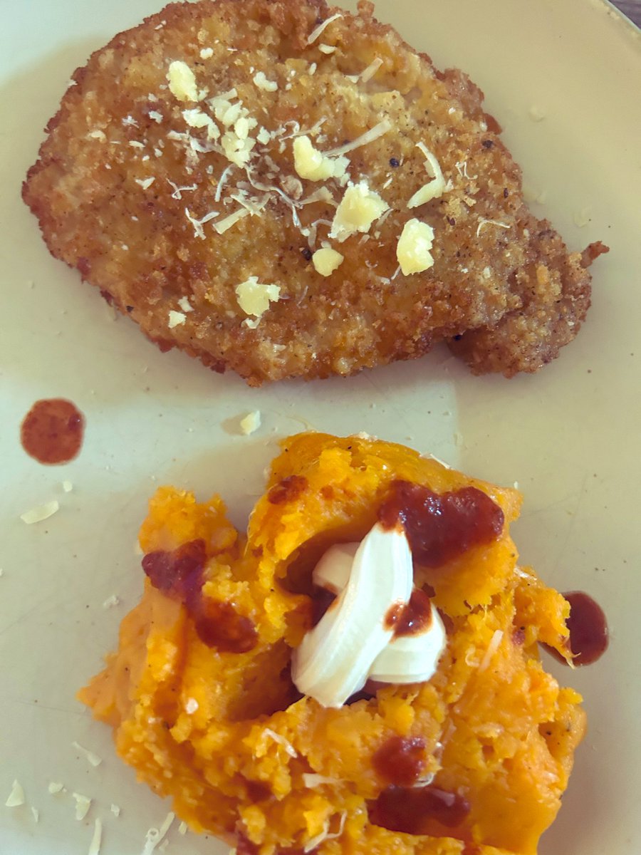 CupcakeManny's tweet image. Pork cutlets and my “famous” brown butter Parmesan sweet potatoes with sour cream and #Cloud23 hot sauce!
