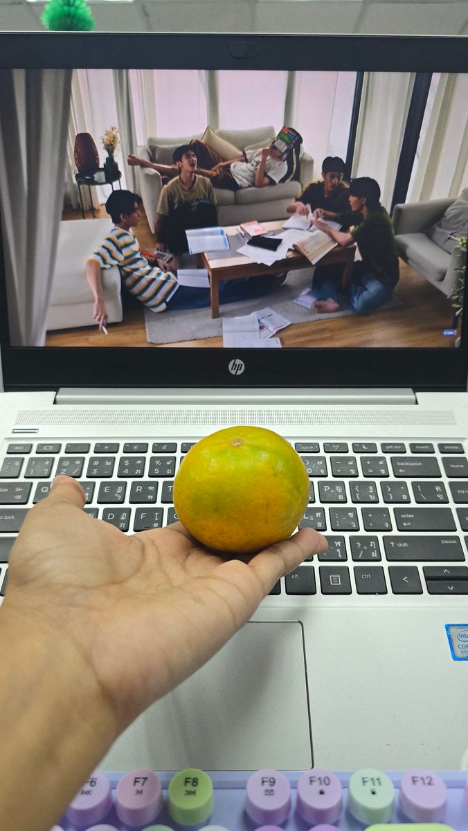TYNNN09's tweet image. คือพกส้มไปทำงานทุกวัน วันละ 1 ลูก และนั่งดูวนละ 3 เวลา จะนั่งกินส้มทุกช่วงเย็นก่อนกลับบ้าน 1 ชั่วโมง จนน้องข้างๆต้องถามว่า พี่จะอินเกินไปแล้วนะ ลูกพี่โก๋ ทั้งวัน พูดอยู่อย่างงั้นทั้งวัน...🍊🌳

#WhenOrangesFall #Almondbabybigboy #ProgressPassawish