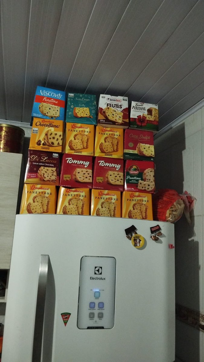 arobedct's tweet image. Falei p minha mãe que não ganhei nenhum panetone esse fim de ano pq me mudei pra Recife e ela tá atualizando todo dia a foto dos panetones que meu pai tá ganhando (ele é motorista de caminhão de lixo e ganha dos moradores dos bairros que recolhe)

Não sei se fico feliz ou triste