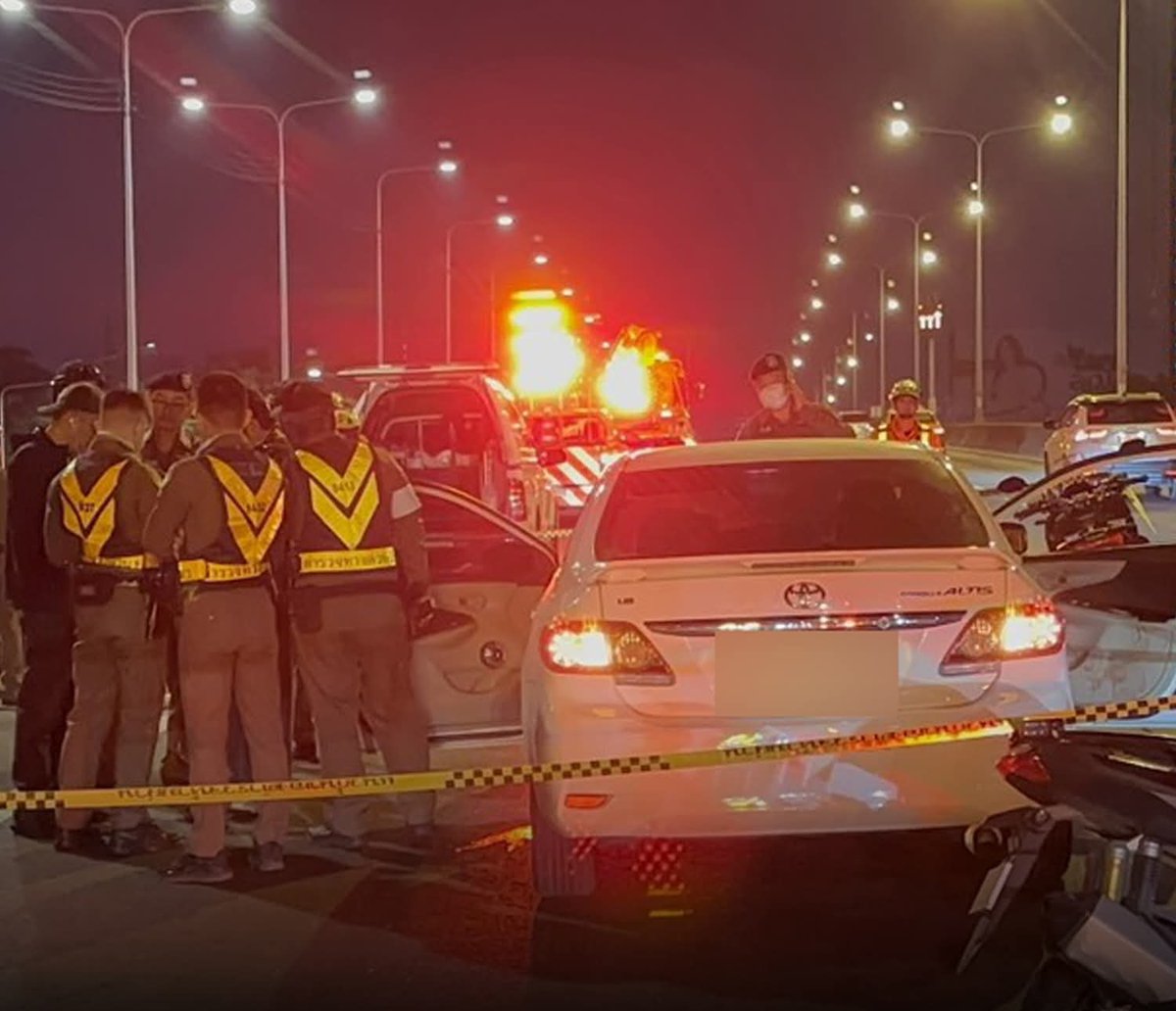 joe_black317's tweet image. คดีนี้อุกอาจมาก คนร้ายขับรถอัลพาร์ด กระหน่ำยิงหนุ่มวัย 34 ปีเสียชีวิตคารถเก๋งบนทางด่านฯ ย่านประชาชื่น 

เมื่อเวลา 04.50 น.วันที่ 23 ธ.ค.68  ร.ต.อ.นพดล หอมสมบัติ รองสารวัตร(สอบสวน) สน.ประชาชื่น  รับแจ้งเหตุชายถูกอาวุธปืนยิงเสียชีวิตภายในรถยนต์…