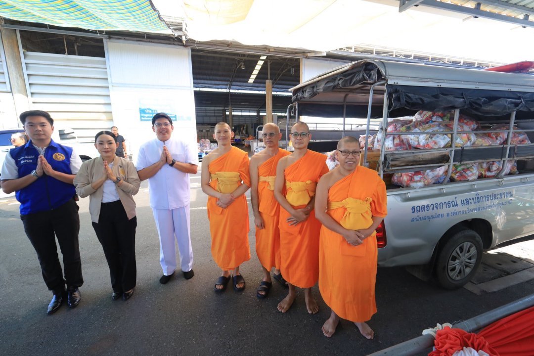 วัดพระธรรมกาย และมูลนิธิธรรมกาย มอบอาหารพร้อมด้วยขนมขบเคี้ยวและเครื่องดื่มแก่นายอำเภอคลองหลวง เพื่อสนับสนุนการจัดตั้งศูนย์ปฏิบัติการป้องกันและลดอุบัติเหตุทางถนน ช่วงเทศกาลปีใหม่ dmc.tv/article/33420